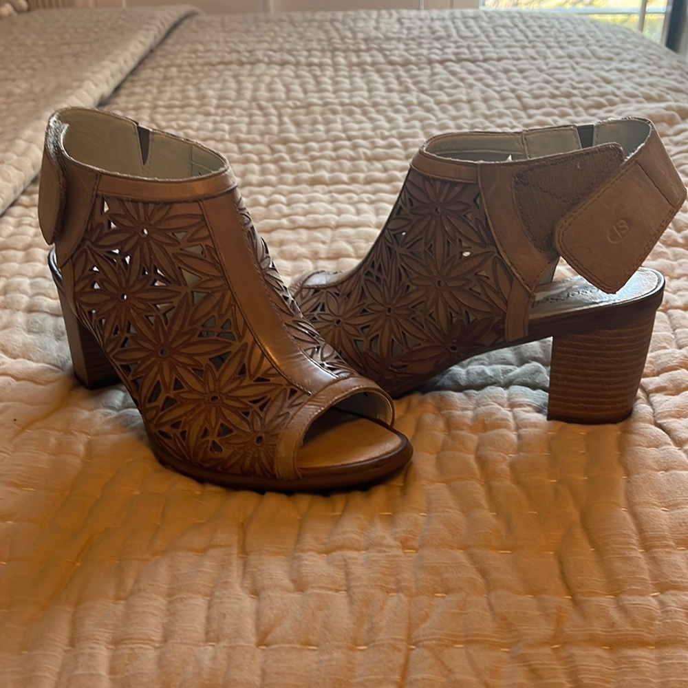 Super cute sandals.  Josef Seibel brand, beautiful taupe color.